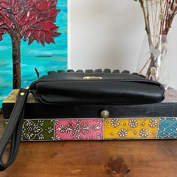 3/25$ 🛒 Ruffled-edge Wrislet Purse - Picture 8 of 11